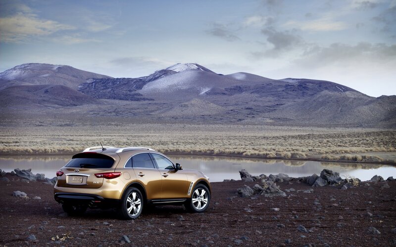 Golden SUV in Desert — Gold, Serene