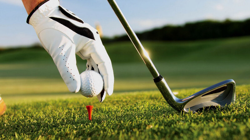 Golf Ball on Tee — Green, Calm