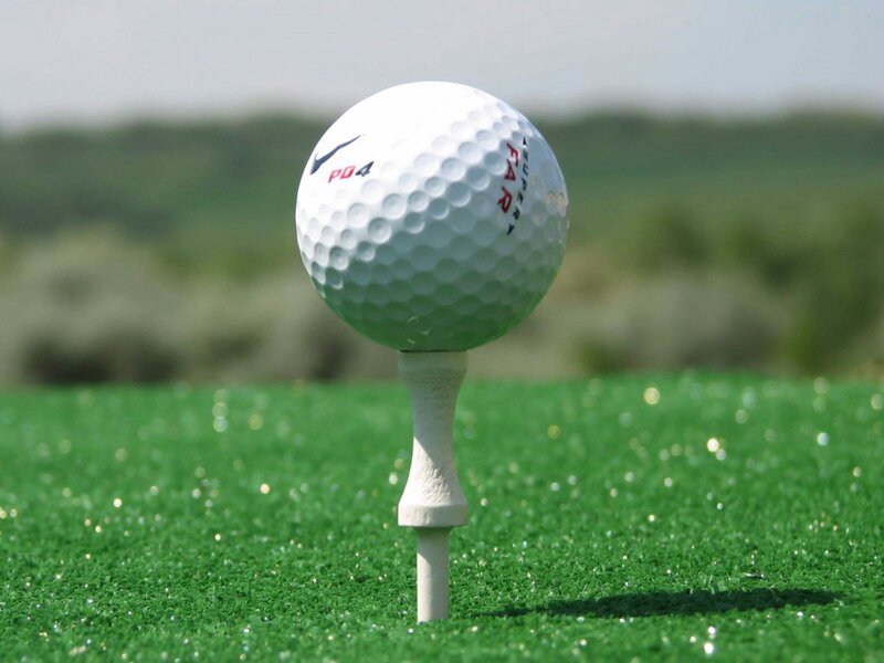 Golf Ball on Tee — White, Calm