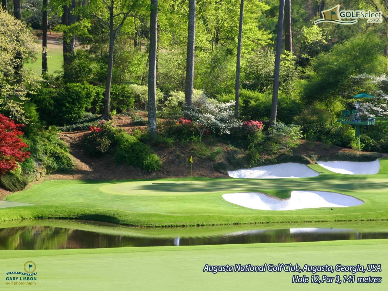 Golf course hole with water hazard