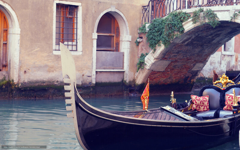 Gondola on Canal — Black