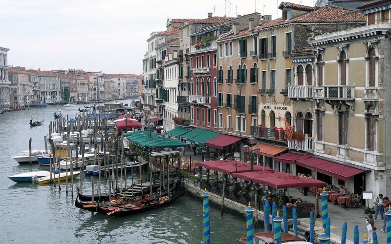 Gondolas on Canal — Green, Busy