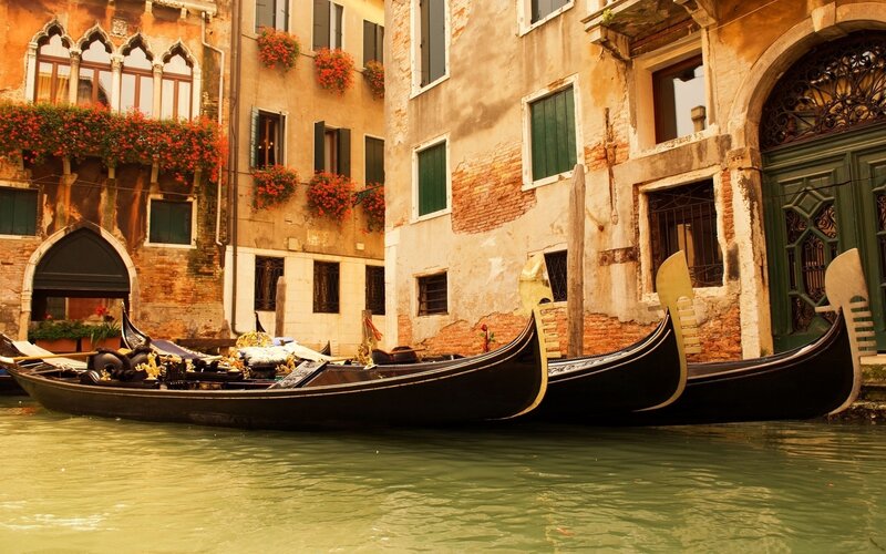 Gondolas on Canal — Green, Serene