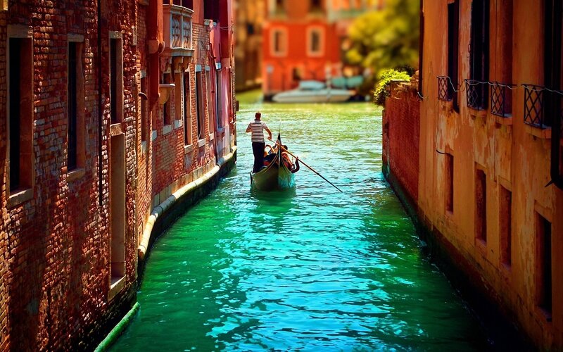 Gondolier in Gondola — Green, Serene
