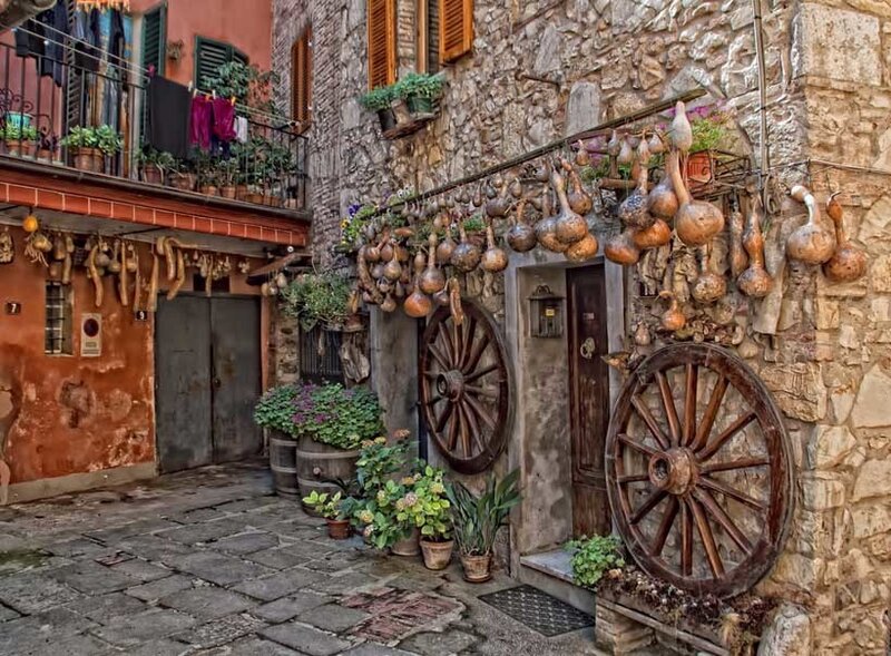 Gourd-decorated Alleyway