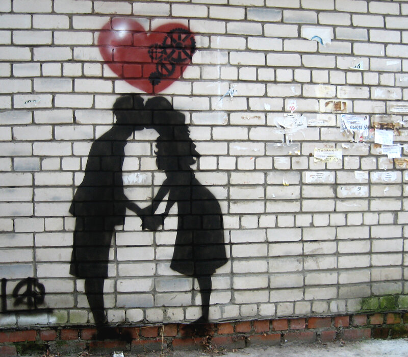 graffiti of kissing couple