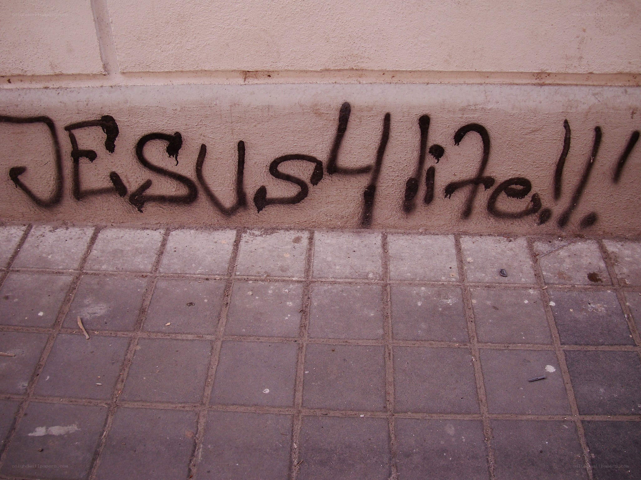 graffiti reading jesus4life