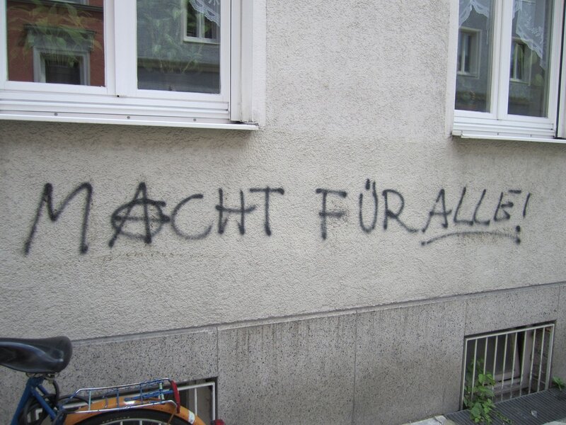Graffiti reading 'Macht für alle!'