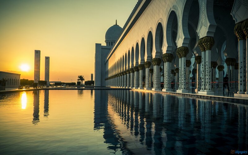 Grand Mosque at Sunset — Gold