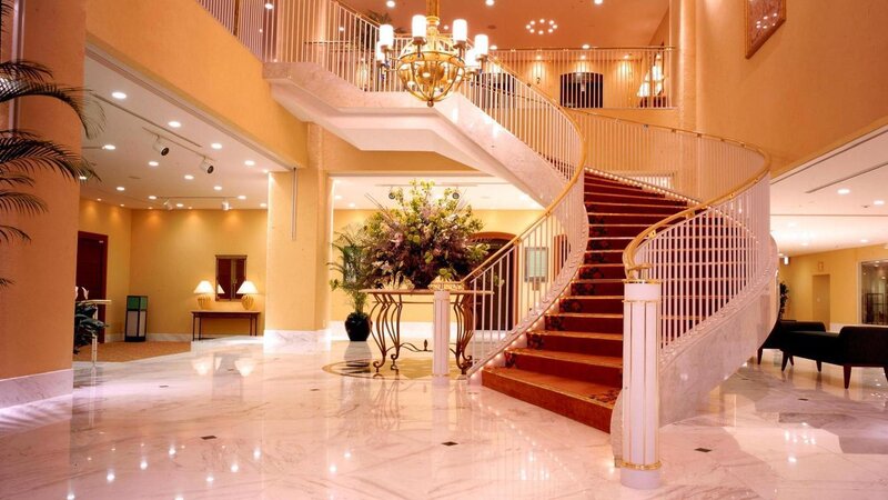 Grand Spiral Staircase — White