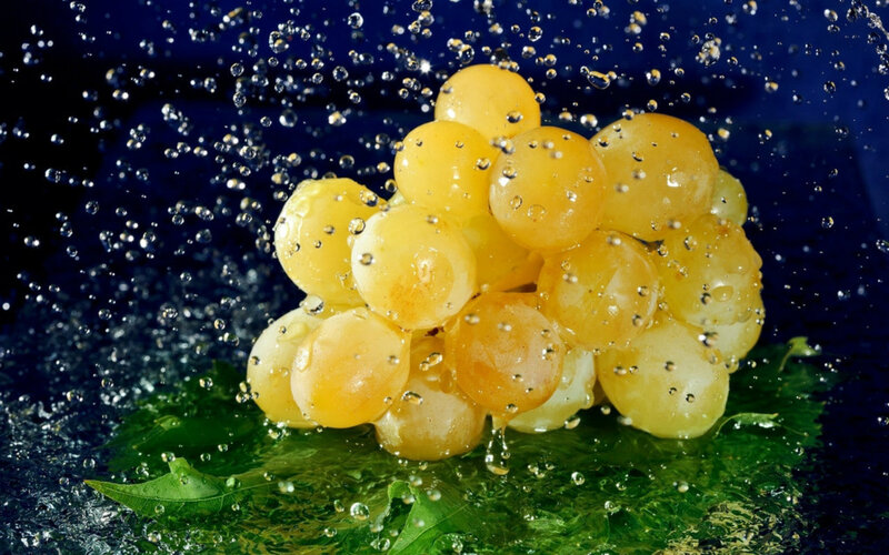 Grape Cluster with Water — Yellow, Dynamic