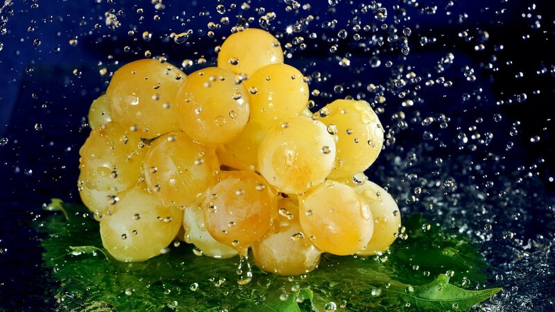 Grape Cluster with Water — Yellow
