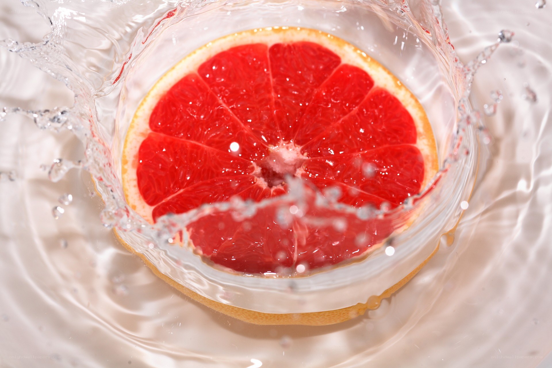 grapefruit slice in water