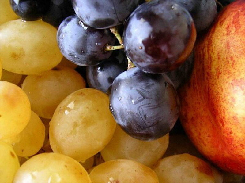 grapes and apple close-up