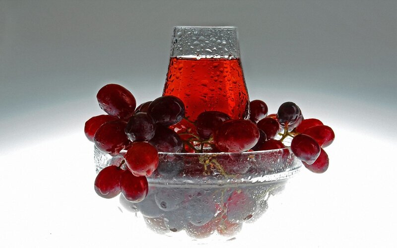 grapes and juice in glass