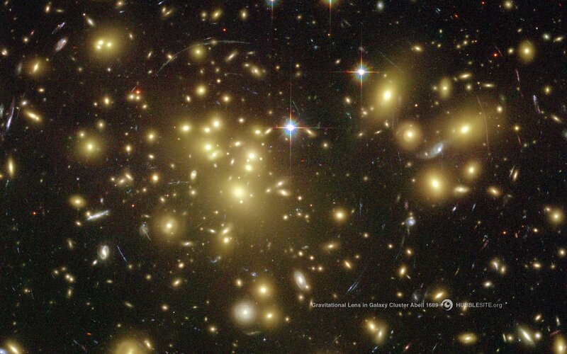 Gravitational Lens in Galaxy Cluster
