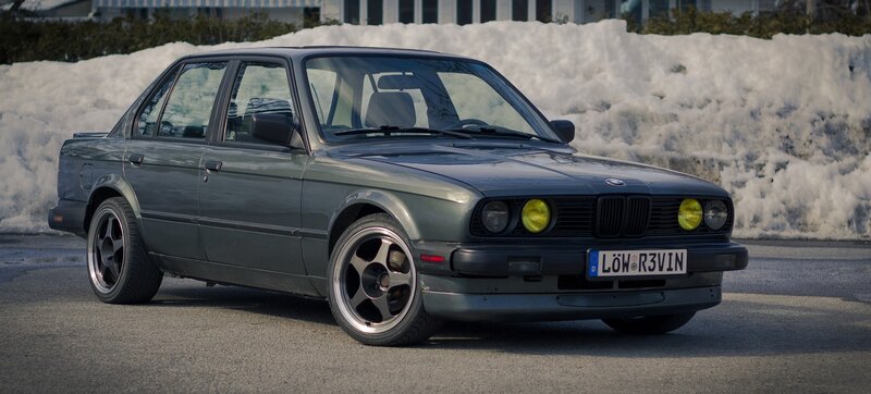 gray bmw e30 sedan