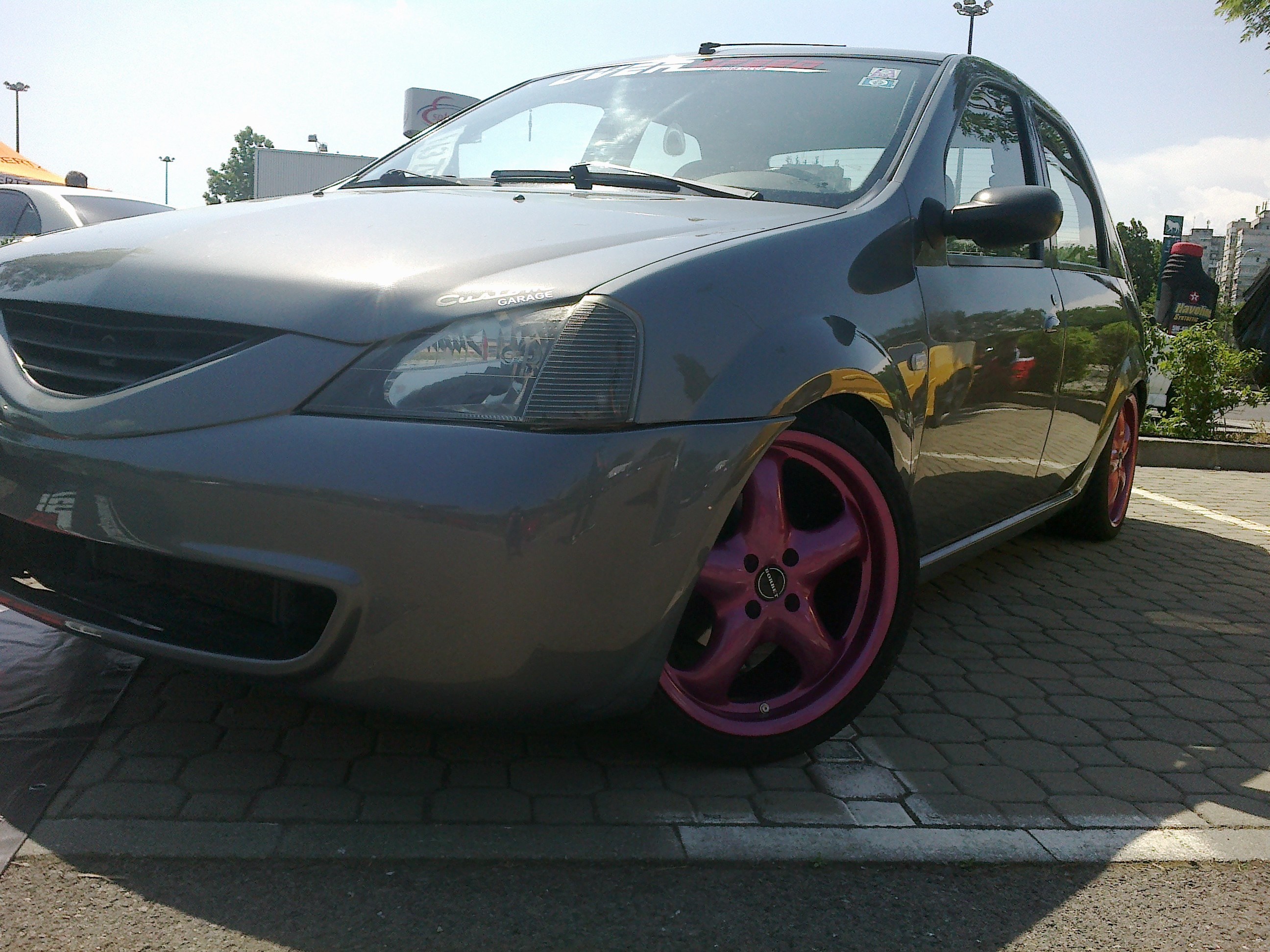 gray car with pink wheels