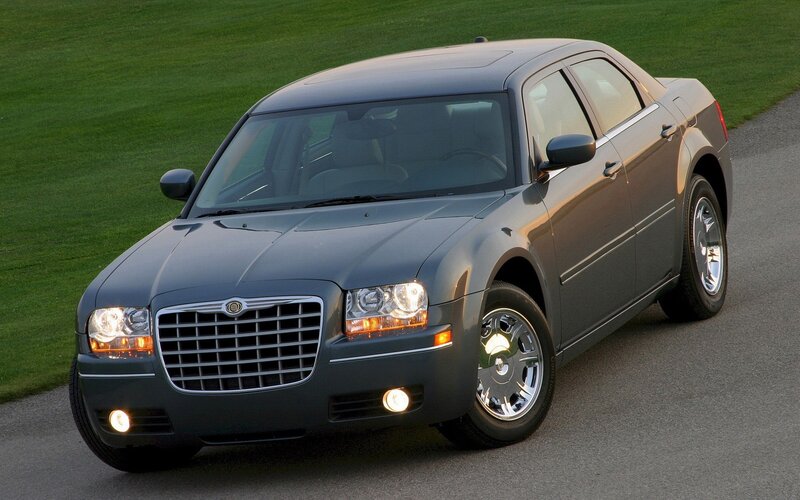 gray chrysler 300 sedan