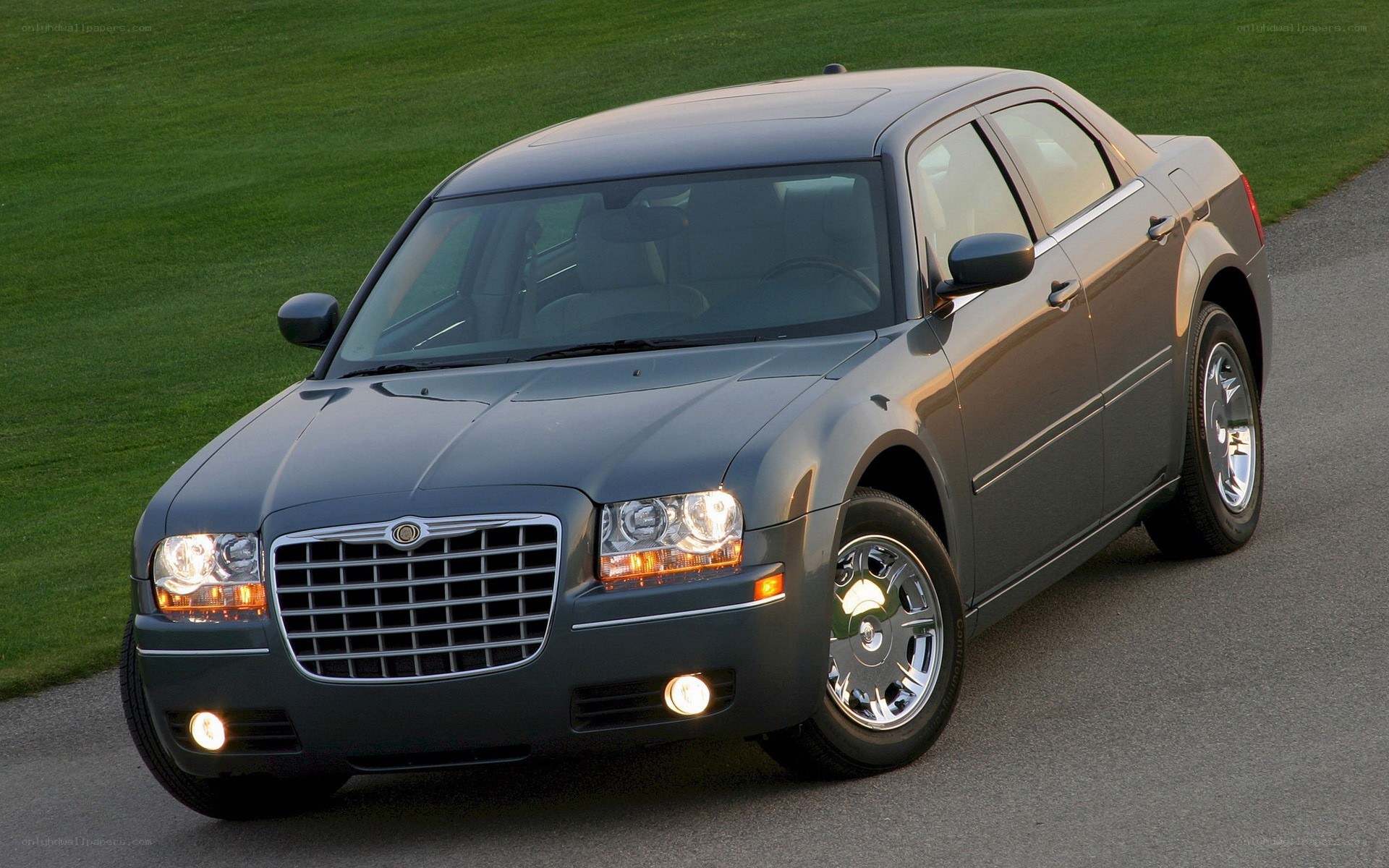 gray chrysler 300 sedan