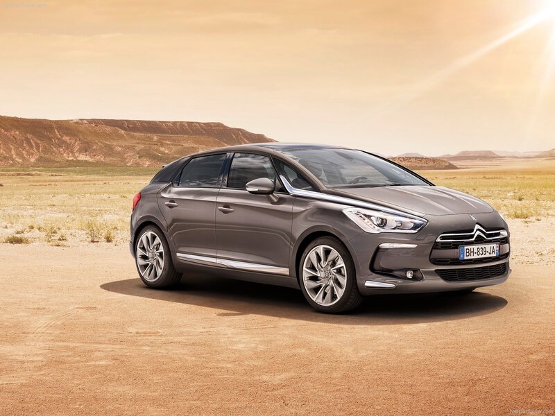 Gray Citroën DS5 in desert