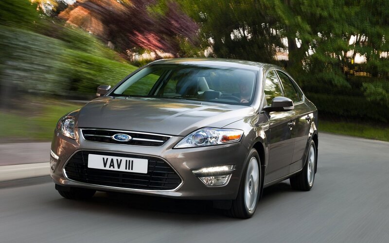 Gray Ford Mondeo in motion