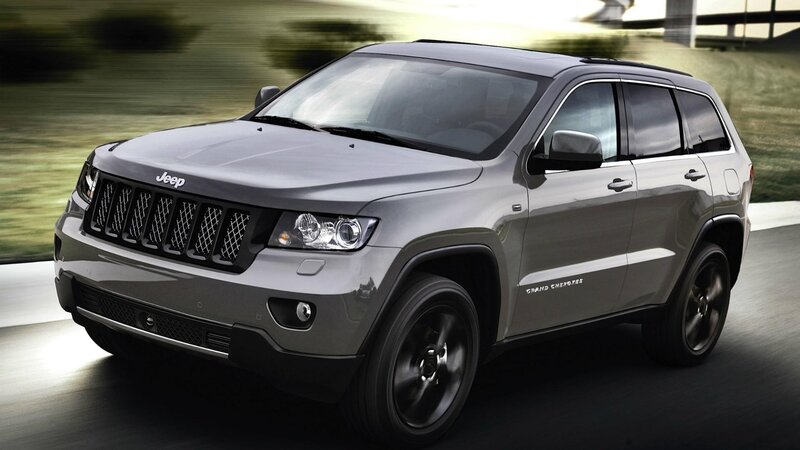 Gray Jeep Grand Cherokee — Dynamic, Afternoon