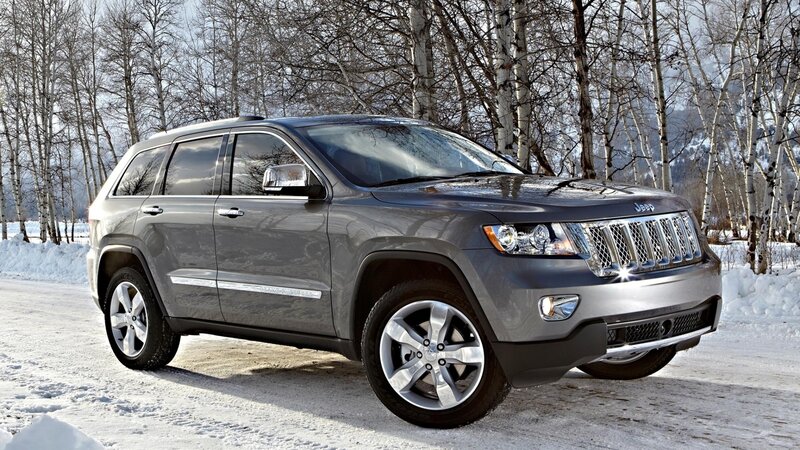 Gray Jeep Grand Cherokee in snow