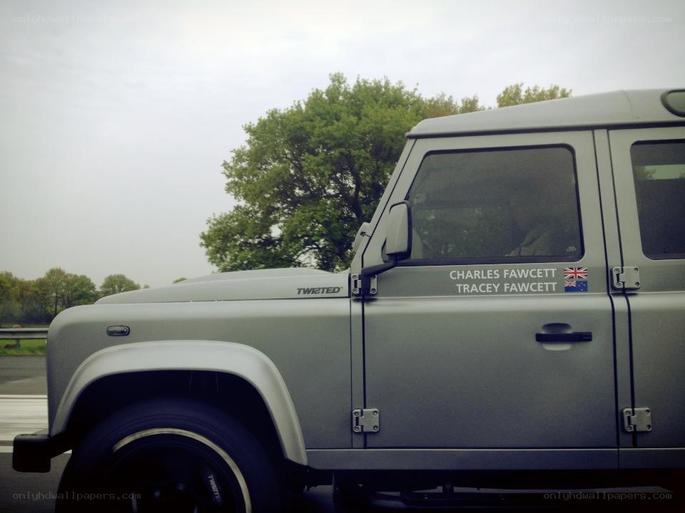 gray land rover on road