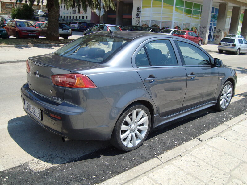 gray mitsubishi lancer parked