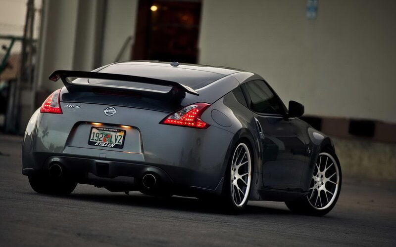 gray nissan 370z with rear spoiler