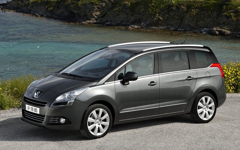 Gray Peugeot 5008 by the coast