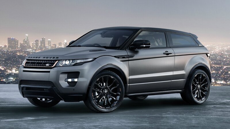 Gray Range Rover in cityscape