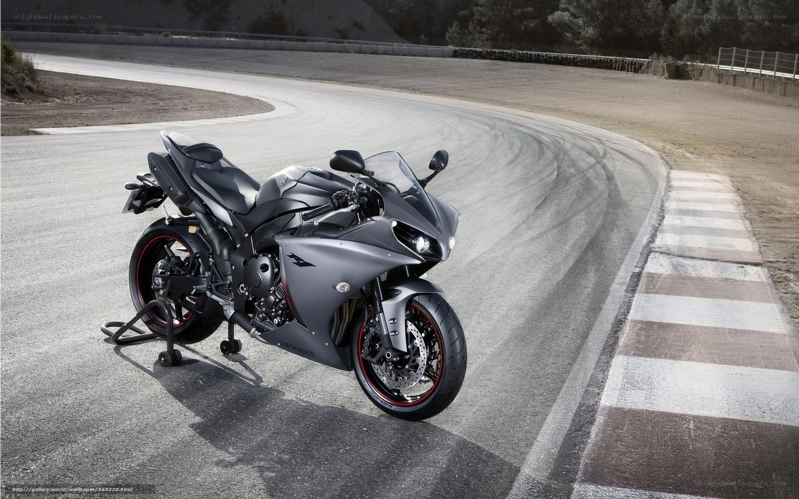 gray sport motorcycle on racetrack