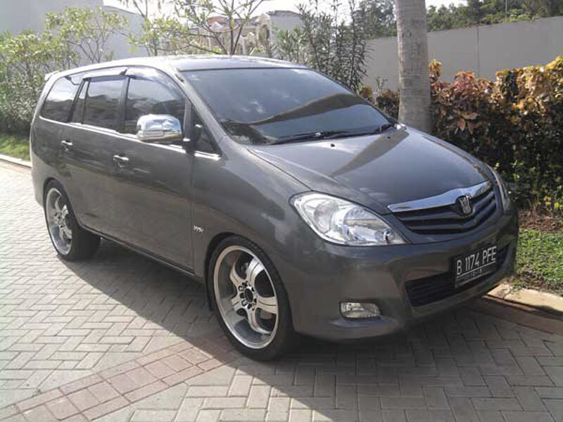gray toyota innova minivan