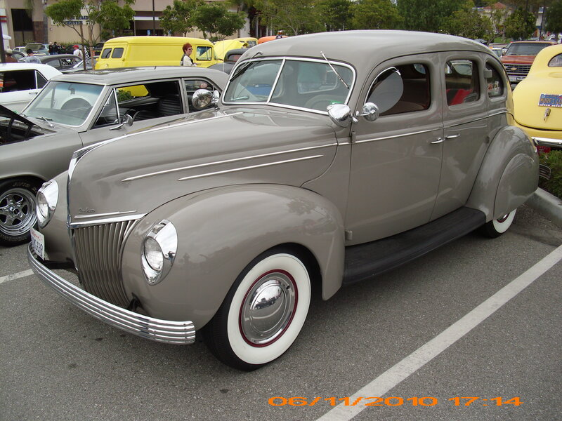 Gray Vintage Car — Calm