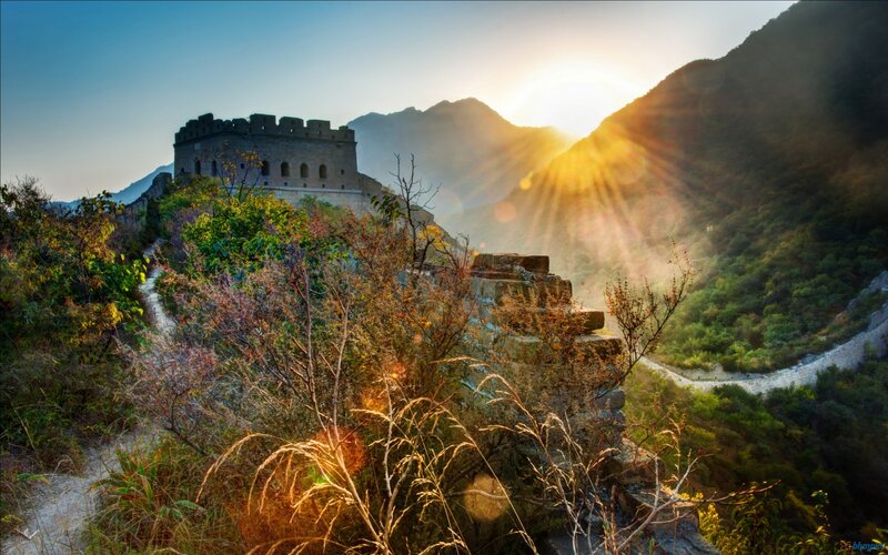 Great Wall at Sunrise — Gold, Serene