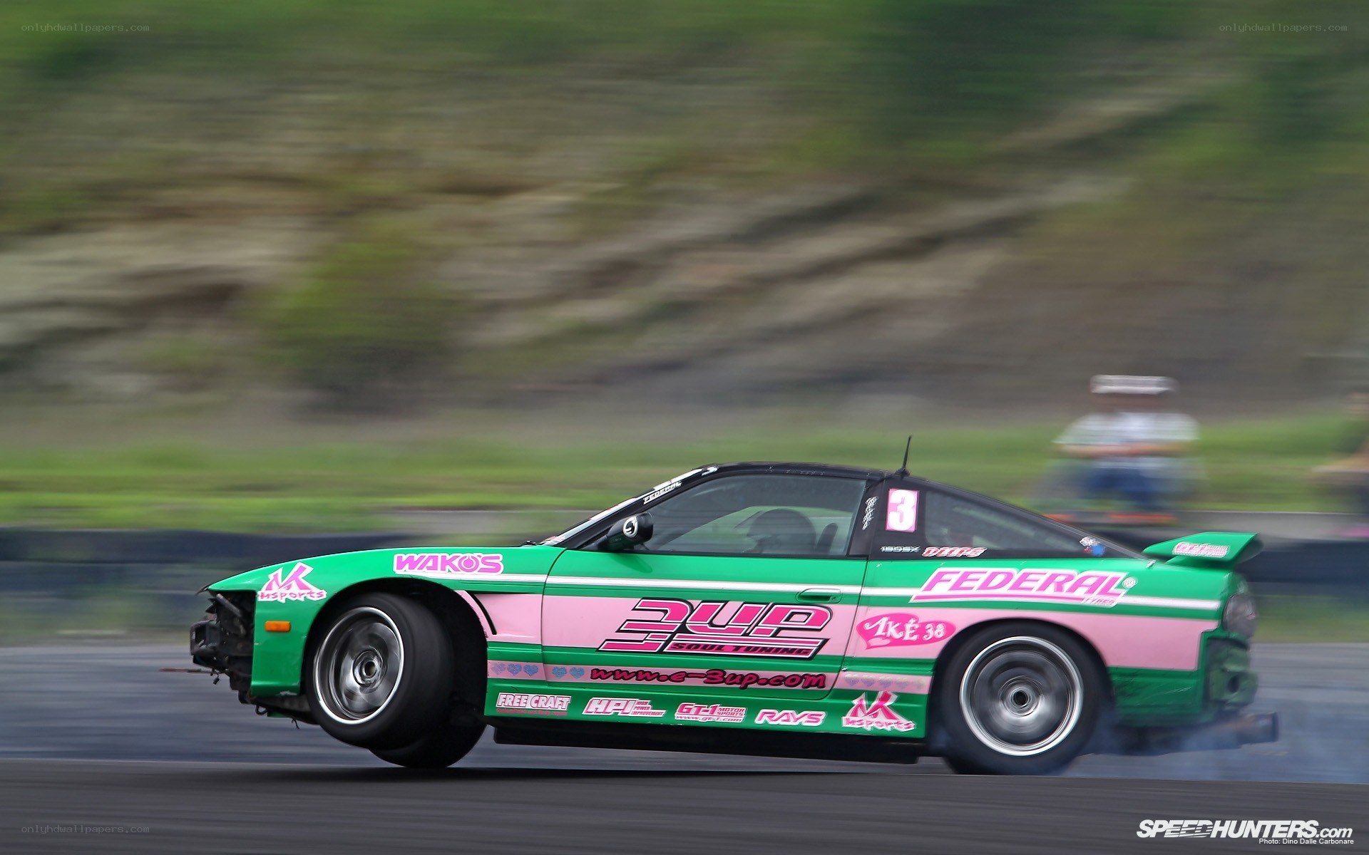 green and pink drift car