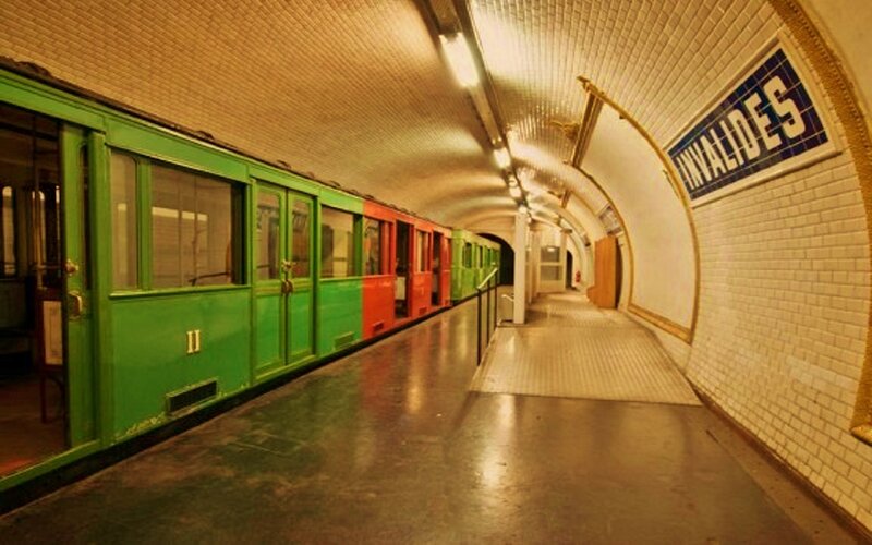 Green and Red Train — Calm