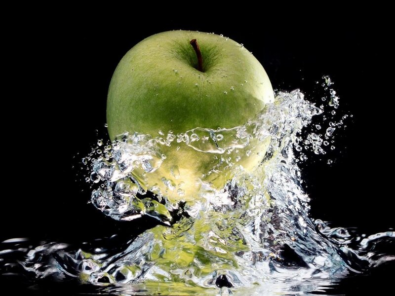 Green Apple in Water — Dramatic