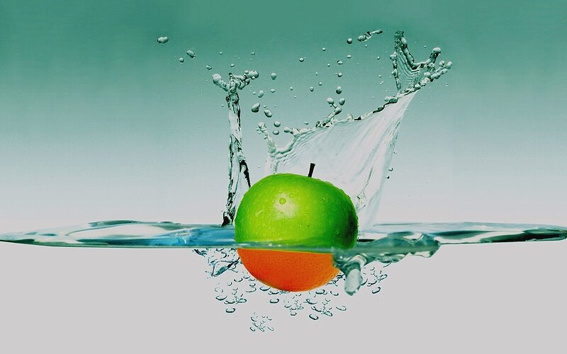 Green Apple in Water — Dynamic, Photograph, Splashes, Blue