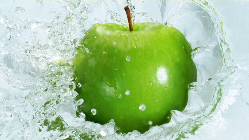Green Apple in Water — Dynamic