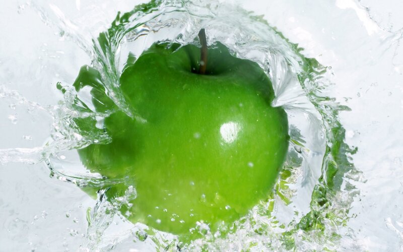 Green Apple in Water — Splash