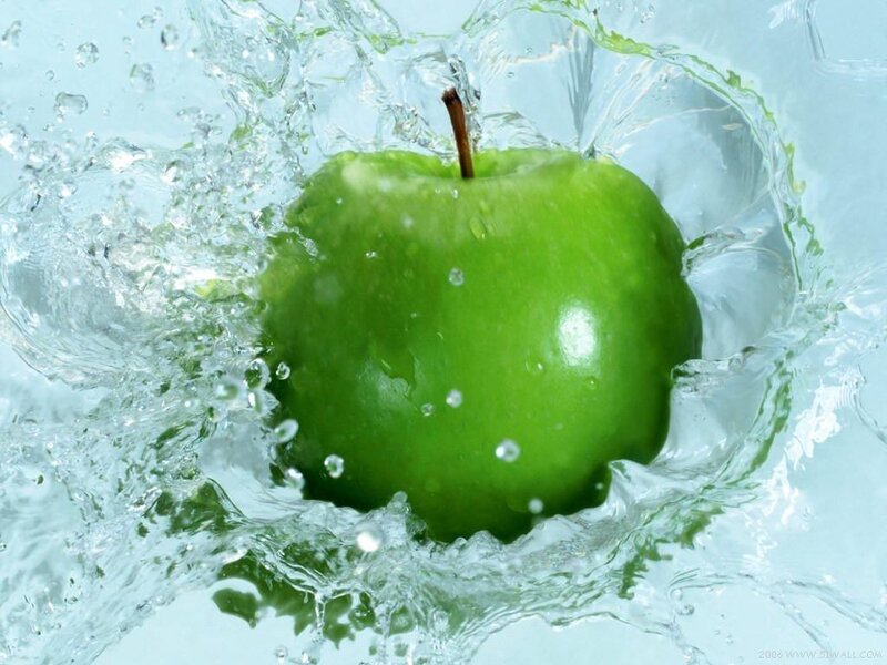 green apple splashing in water