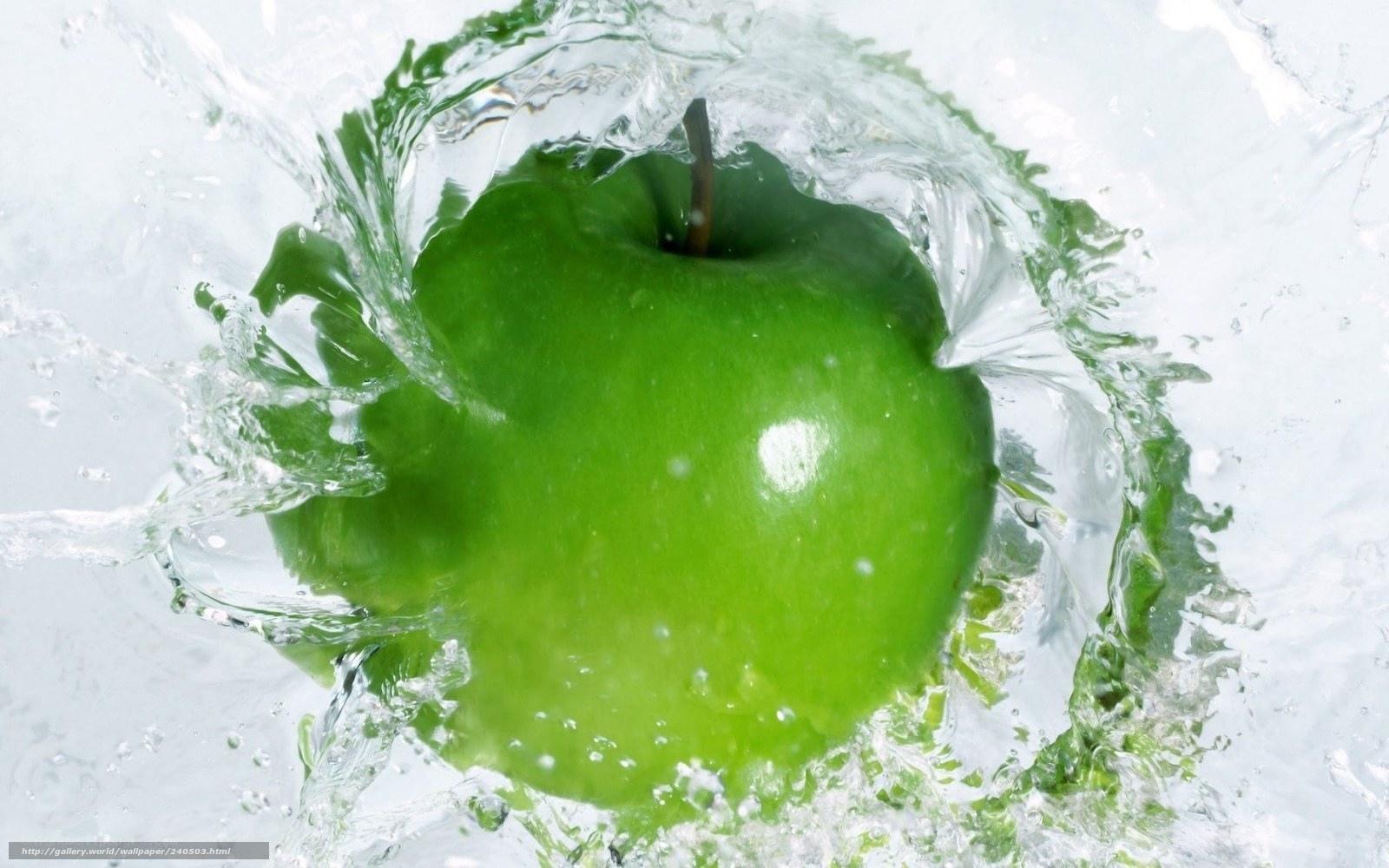green apple splashing in water