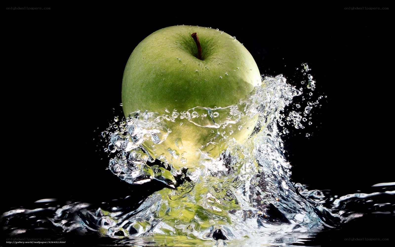 green apple splashing in water