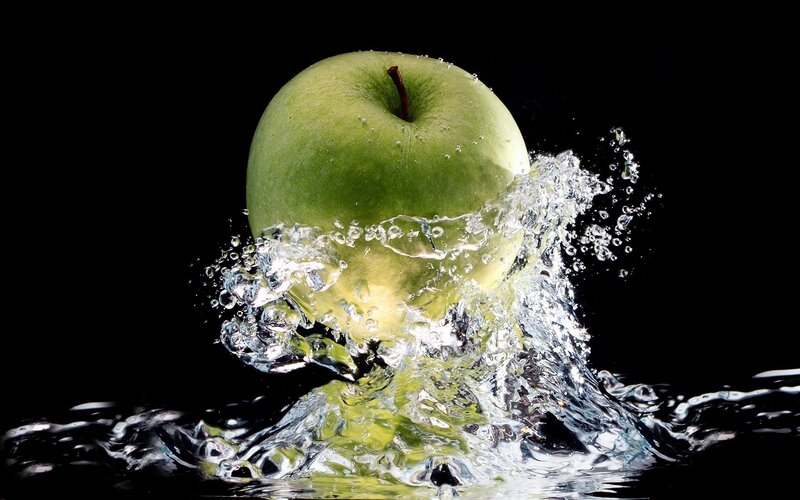 green apple splashing in water