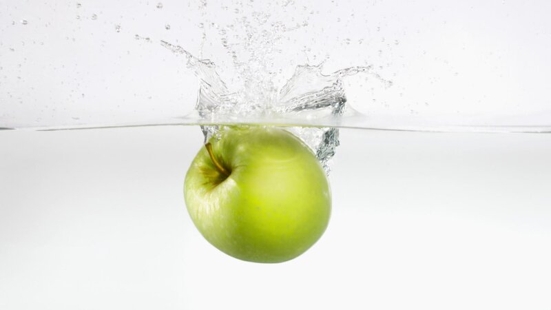 green apple splashing in water