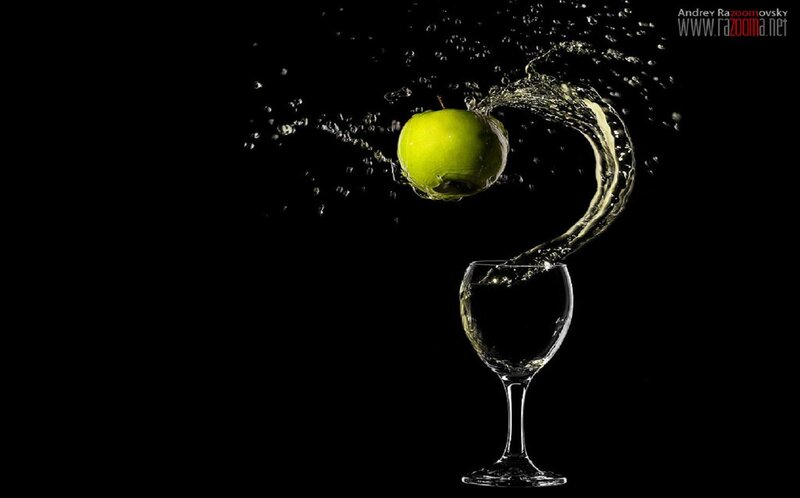 Green Apple Splashing Water — Black