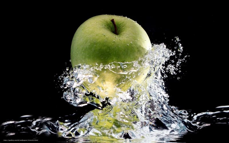 Green Apple Splashing Water — Dramatic, Photograph